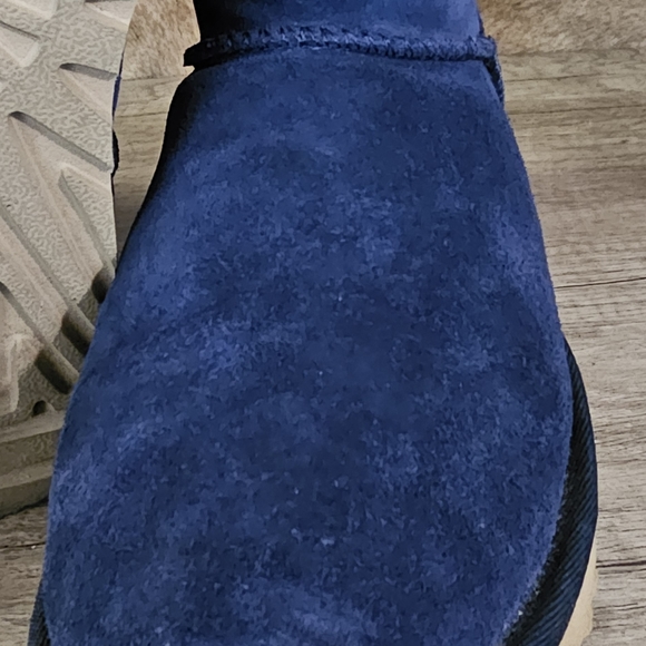 UGGs. Boot - Picture 4 of 4